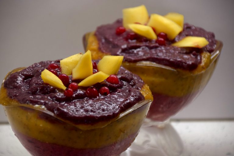 Puding od manga i šumskog voća s chia sjemenkama