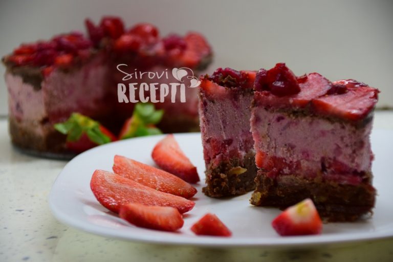 Sirova rođendanska torta s jagodama