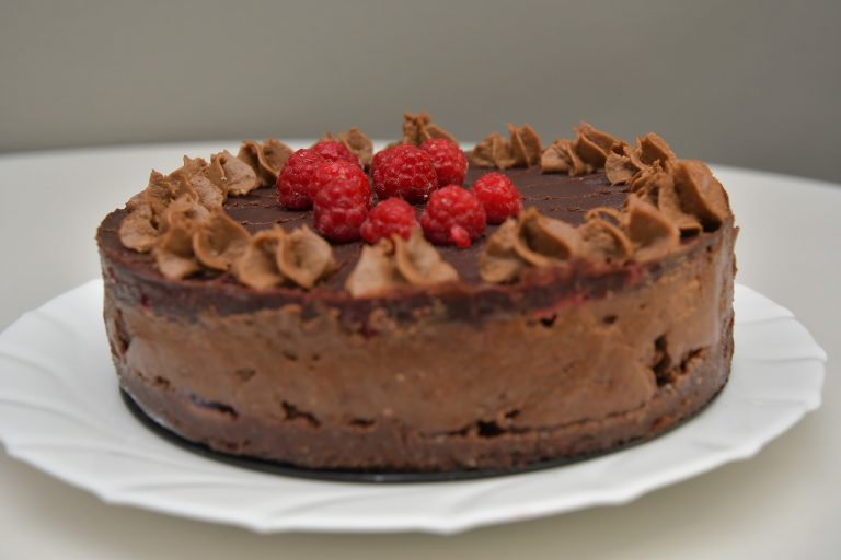 Čokoladna raw torta od avokada s voćem