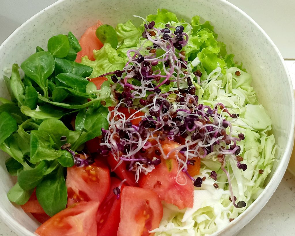 Raw salata koja čuda čini, pogotovo kada su u njoj sadržane i klice. Povrće je nabolje koristiti iz bio - eko uzgoja.